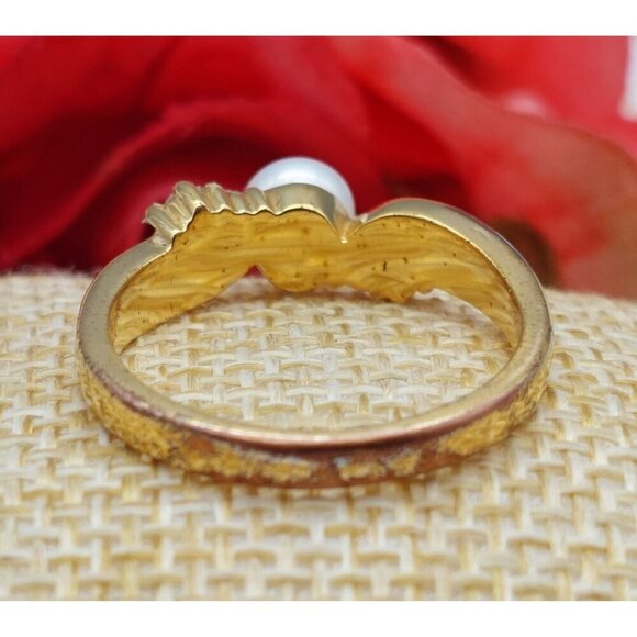 Pretty Gold Tone Size 9 Fashion Cocktail Ring Faux Pearl Crystal Accents - Picture 6 of 8